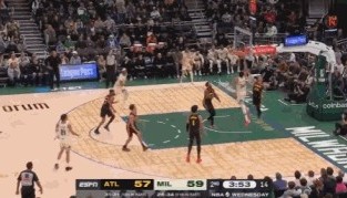 kaiyun平台-根本拦不住！字母哥突破举火烧天单臂劈扣继续得分